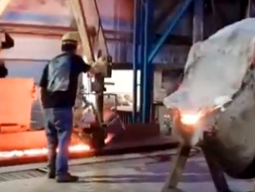 Manipulator penggilingan multifungsi di depan oven yang berlaku untuk industri penggilingan