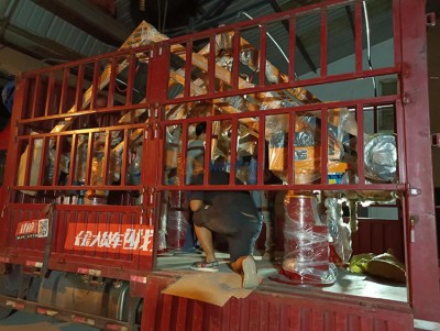 Dua manipulator untuk menumpahkan sedang diisi